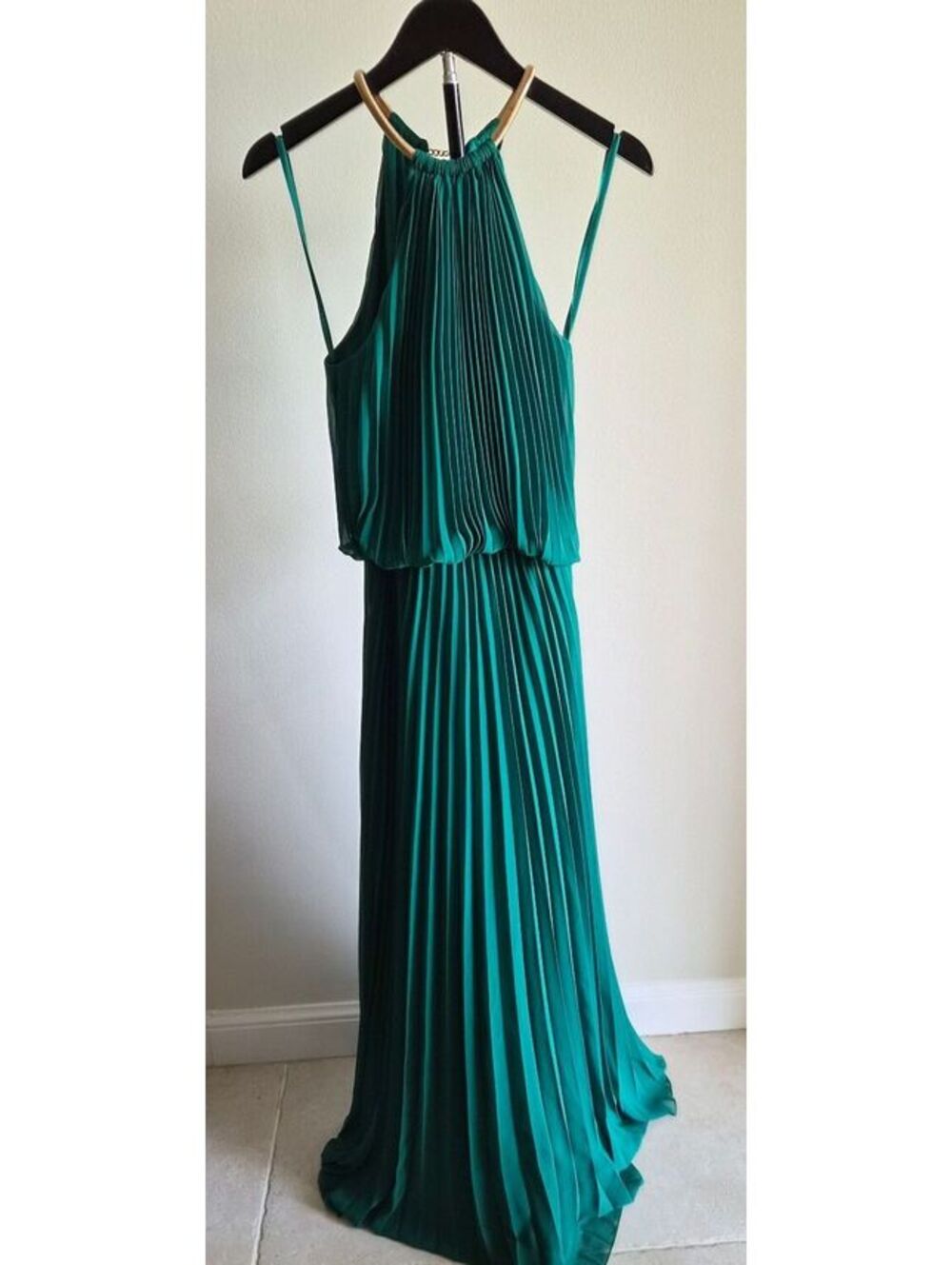 Elegant Green Pleated Maxi Dress with Gold Neck Detail